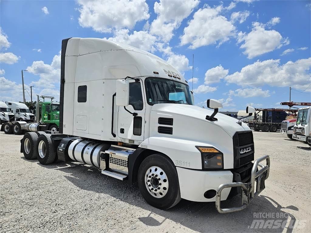 Mack AN64T 牵引车