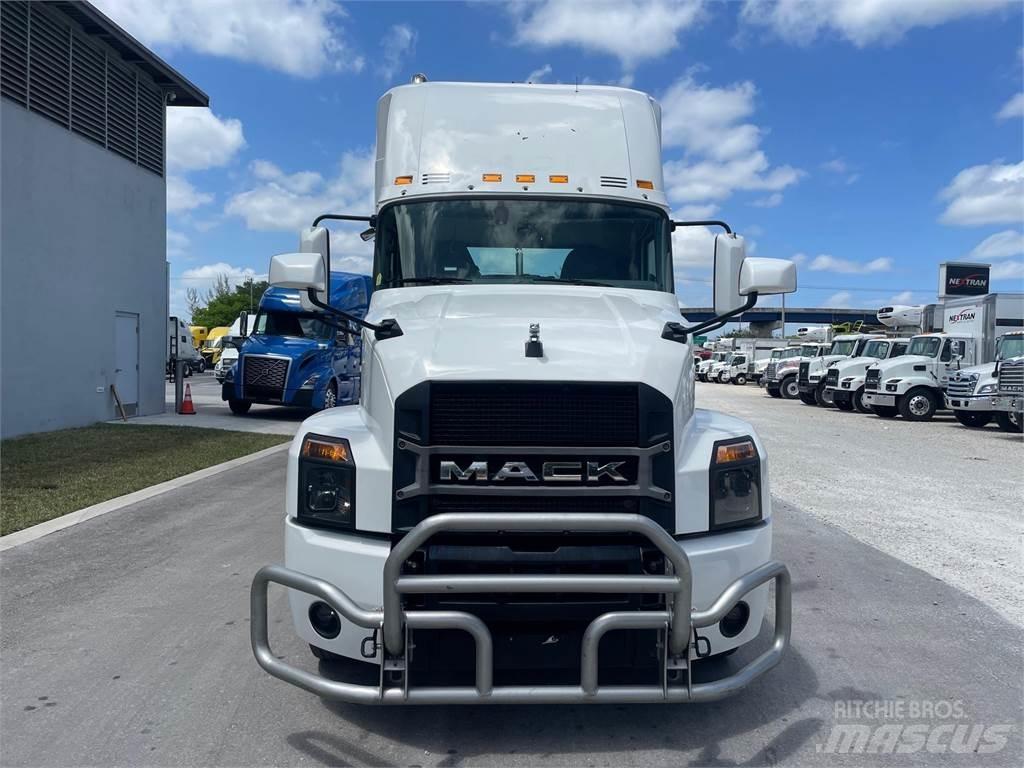 Mack AN64T 牵引车