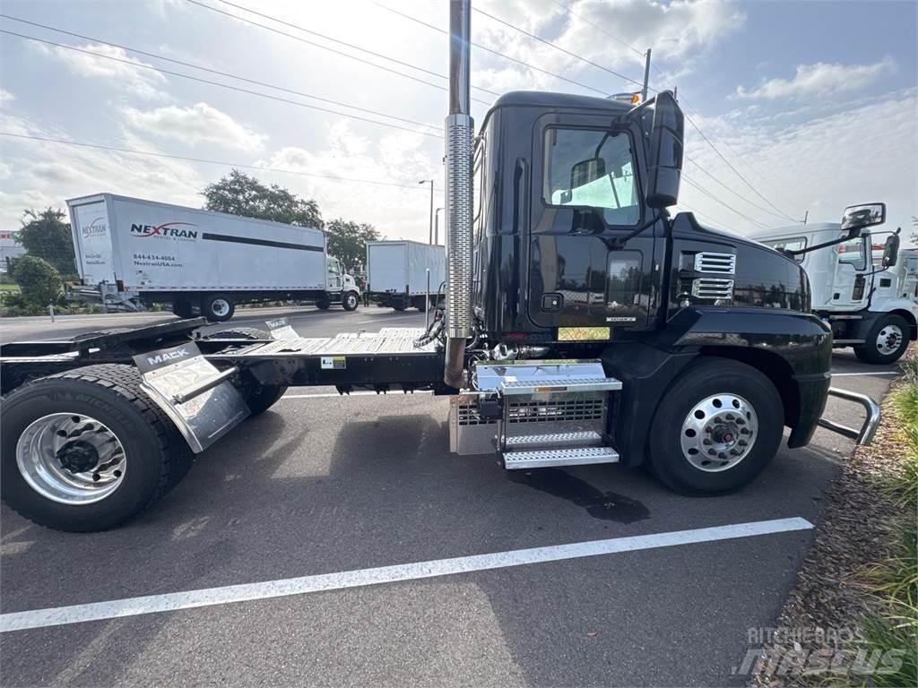 Mack AN64T 牵引车