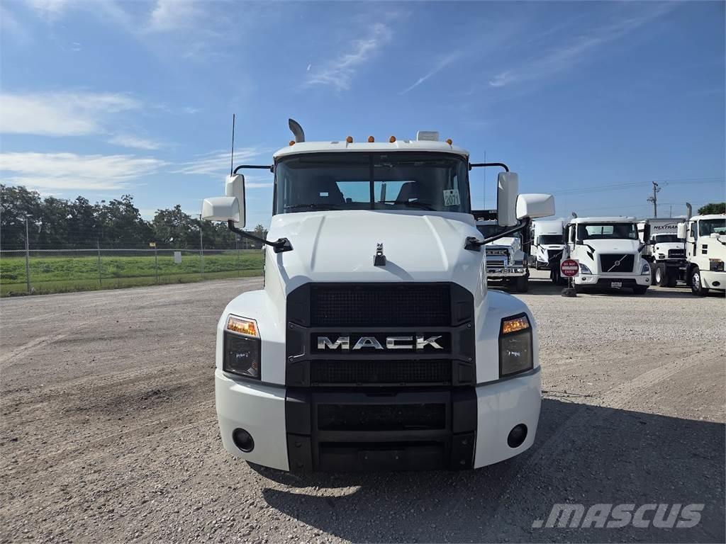 Mack AN64T 牵引车