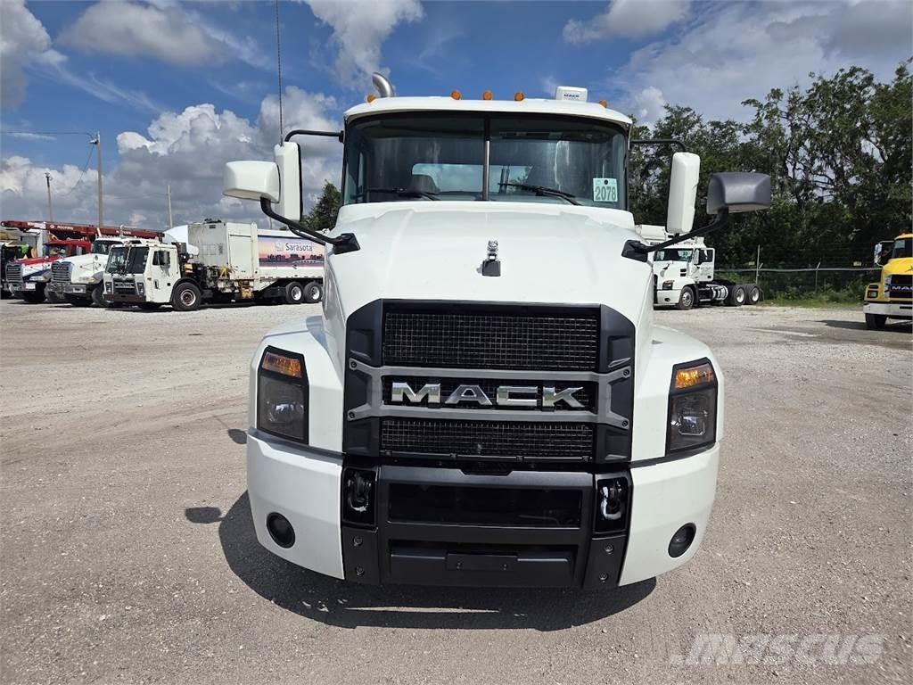 Mack AN64T 牵引车