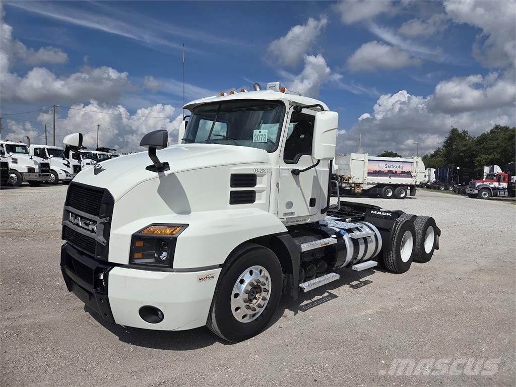 Mack AN64T 牵引车