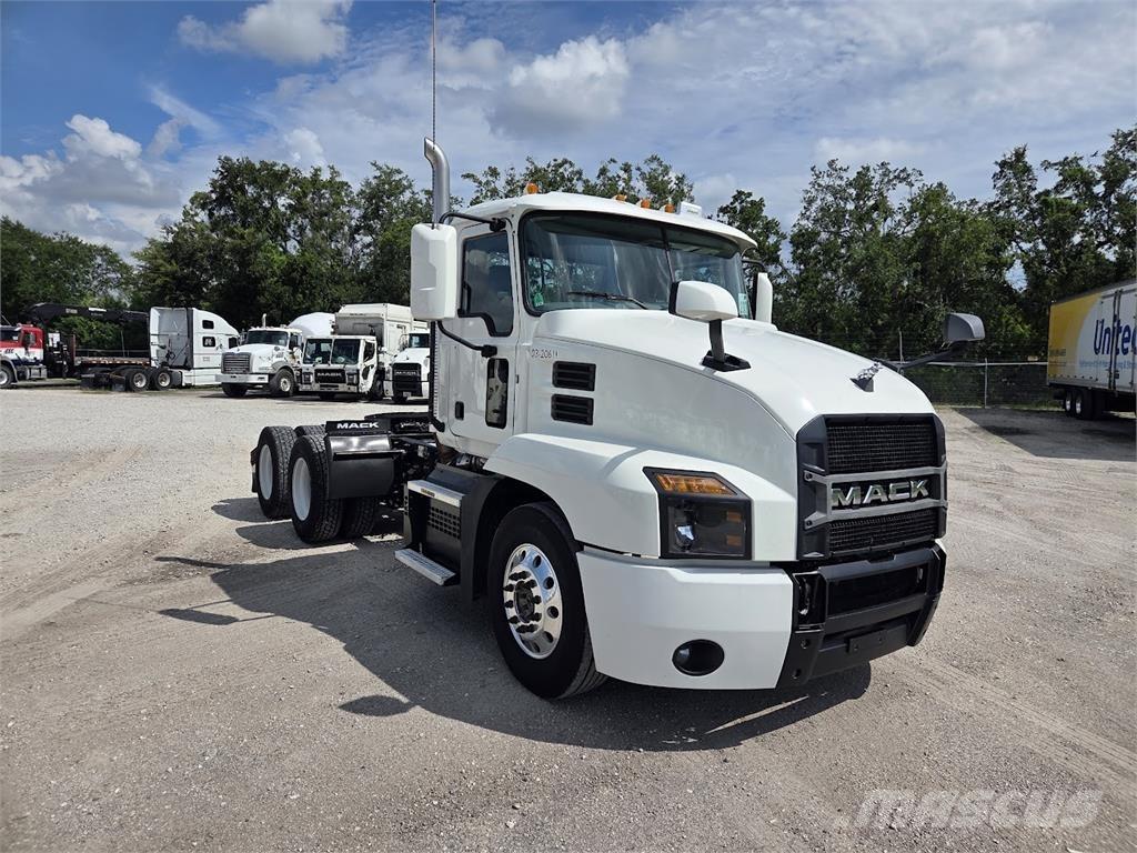 Mack AN64T 牵引车