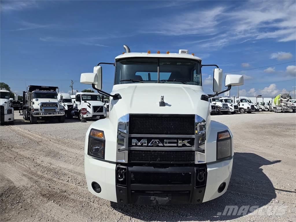 Mack AN64T 牵引车