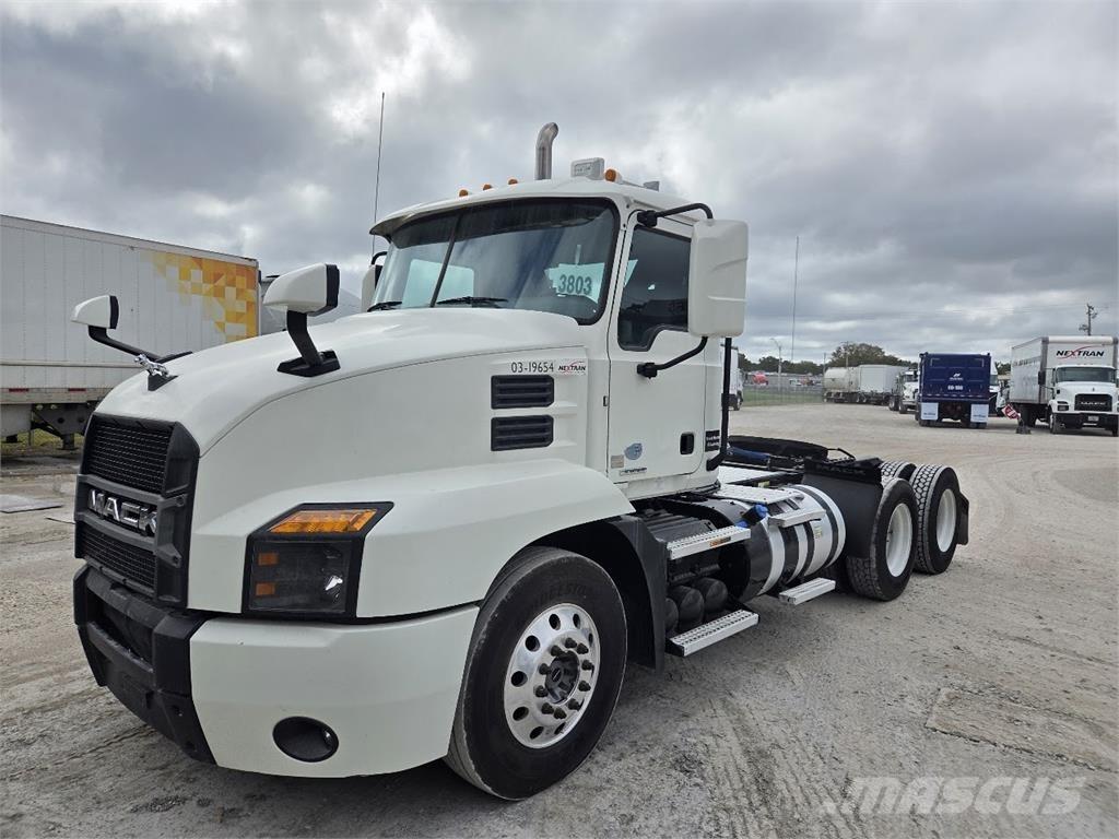 Mack AN64T 牵引车