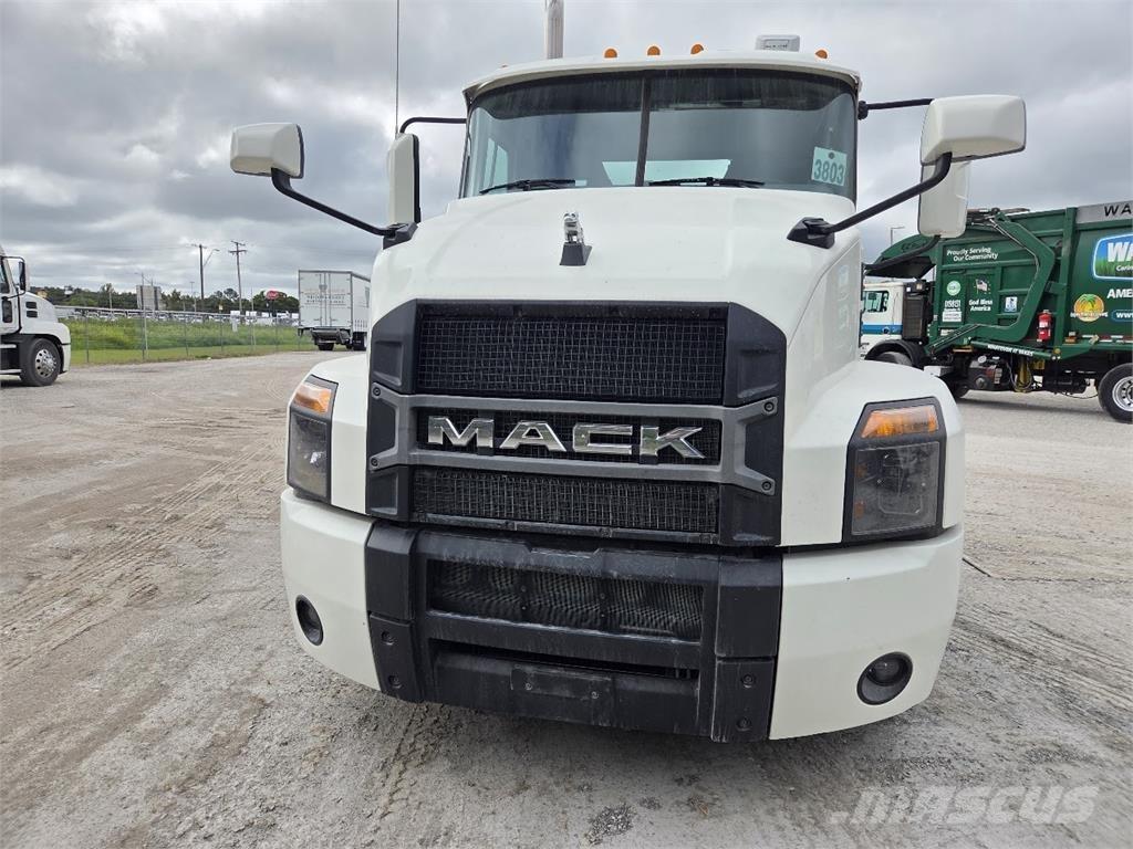 Mack AN64T 牵引车