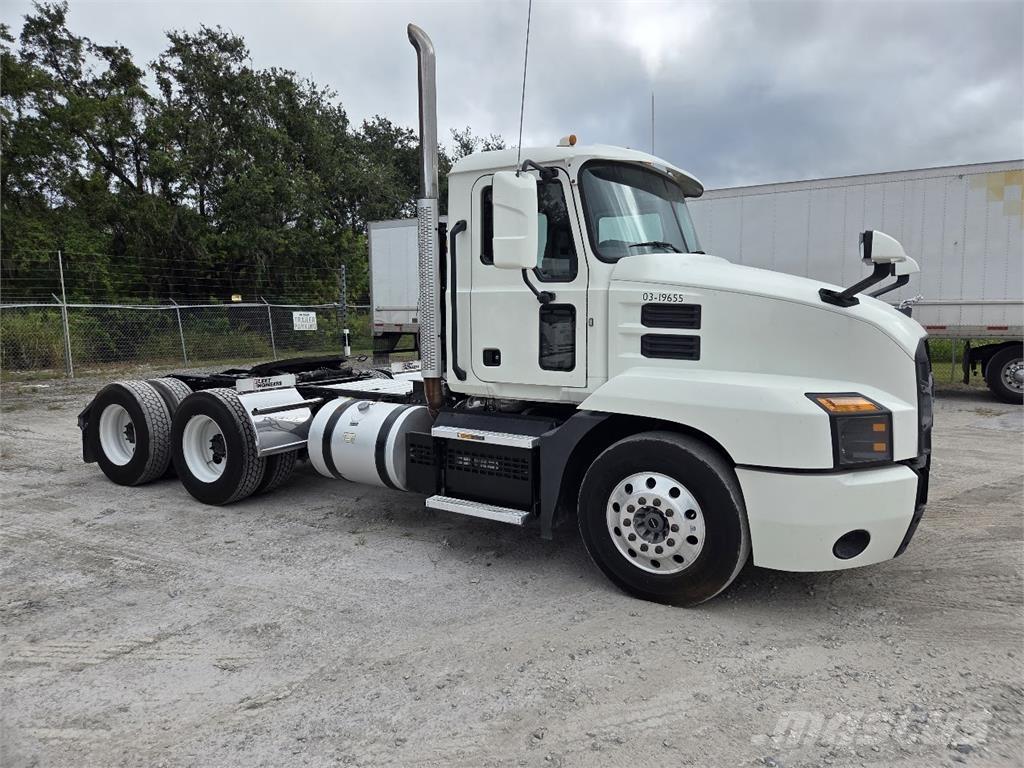 Mack AN64T 牵引车