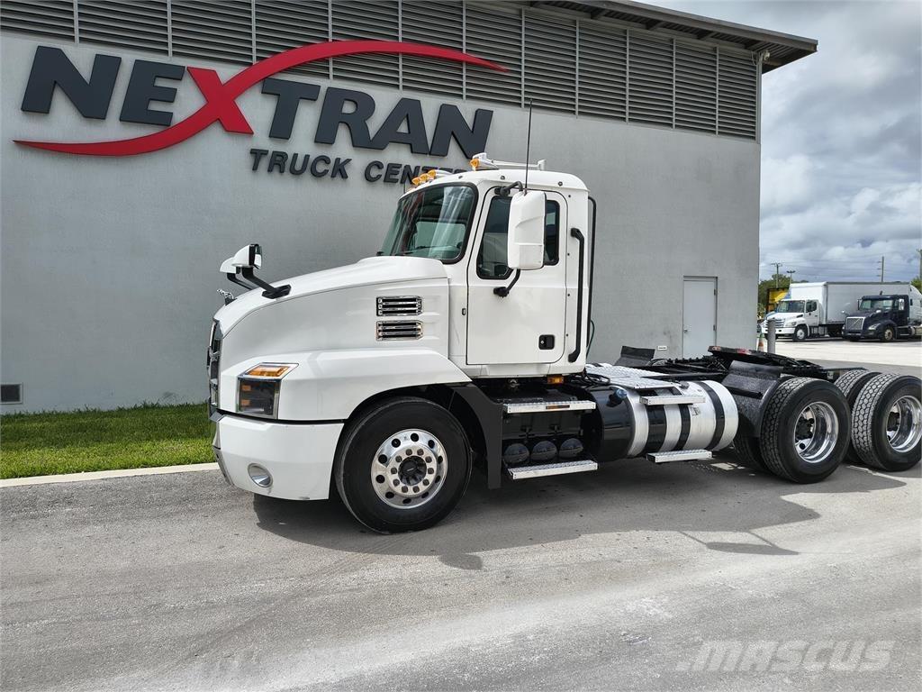 Mack AN64T 牵引车