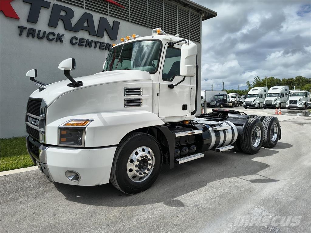 Mack AN64T 牵引车