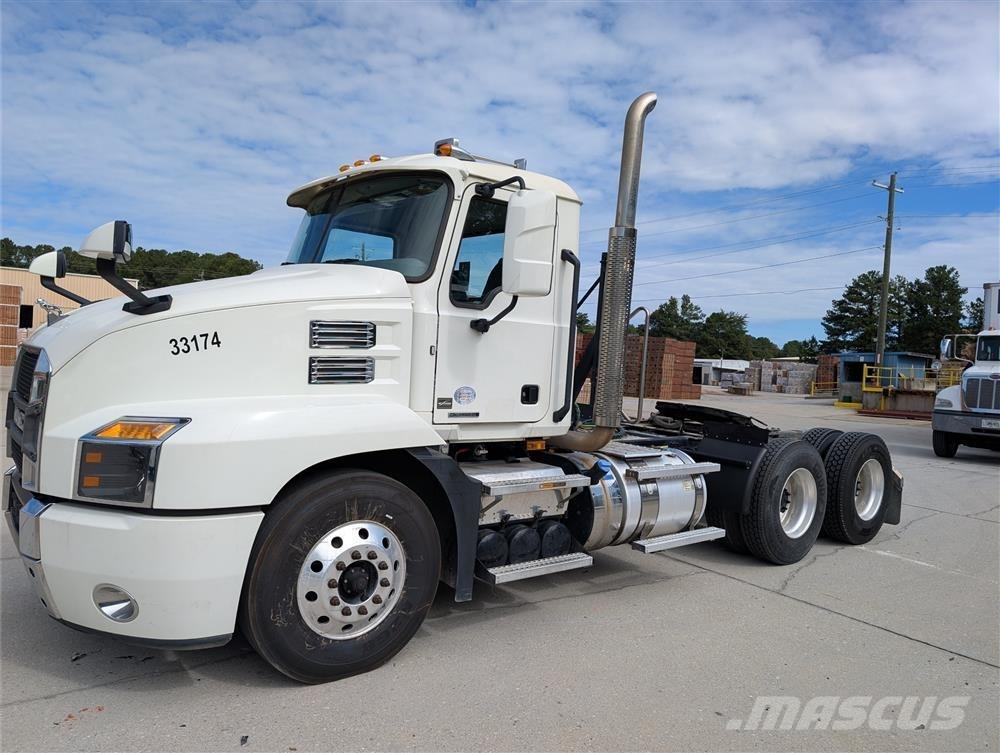 Mack AN64T 牵引车