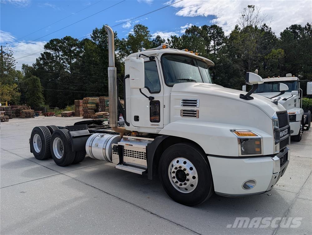 Mack AN64T 牵引车