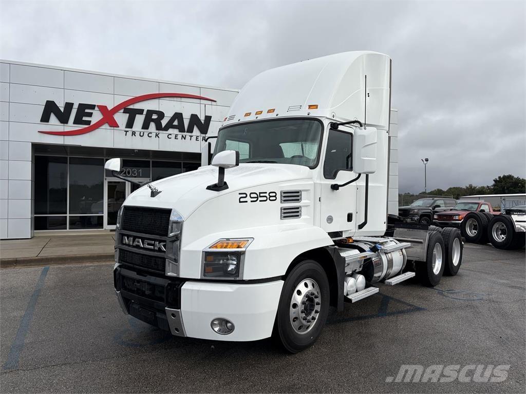 Mack AN64T 牵引车