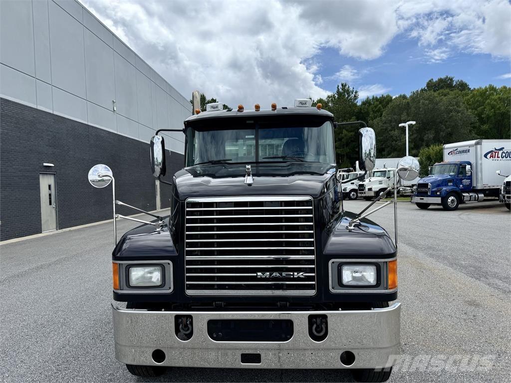 Mack CHU613 牵引车