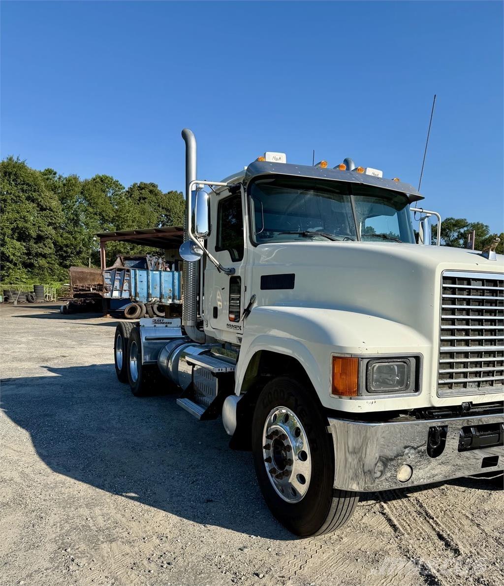 Mack CHU613 牵引车