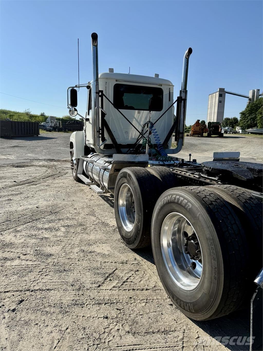 Mack CHU613 牵引车