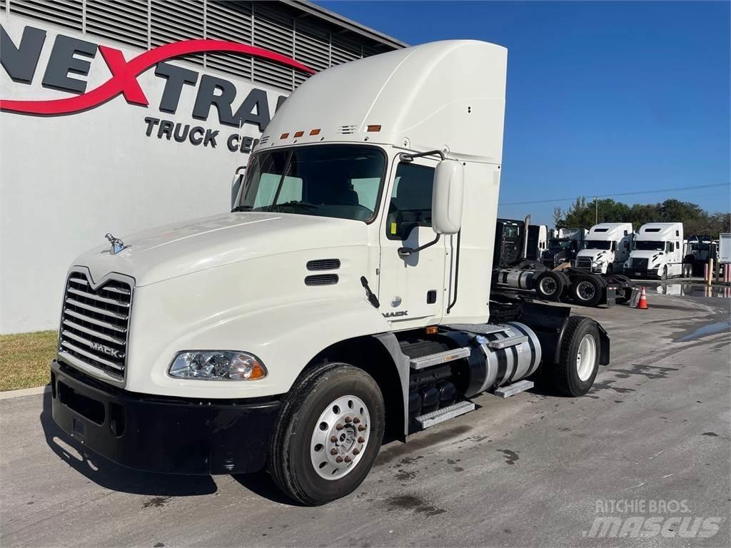 Mack CXU612 牵引车