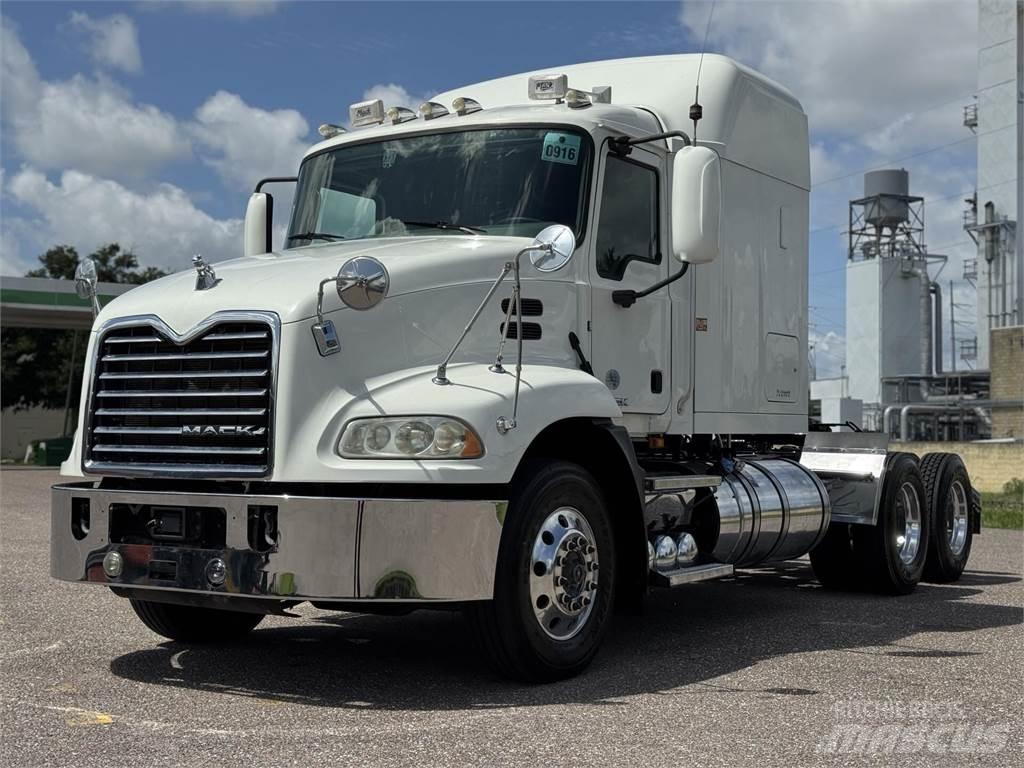 Mack CXU613 牵引车
