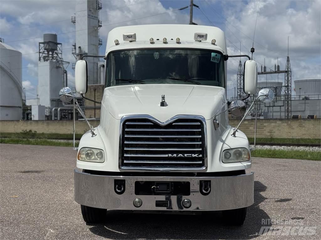 Mack CXU613 牵引车