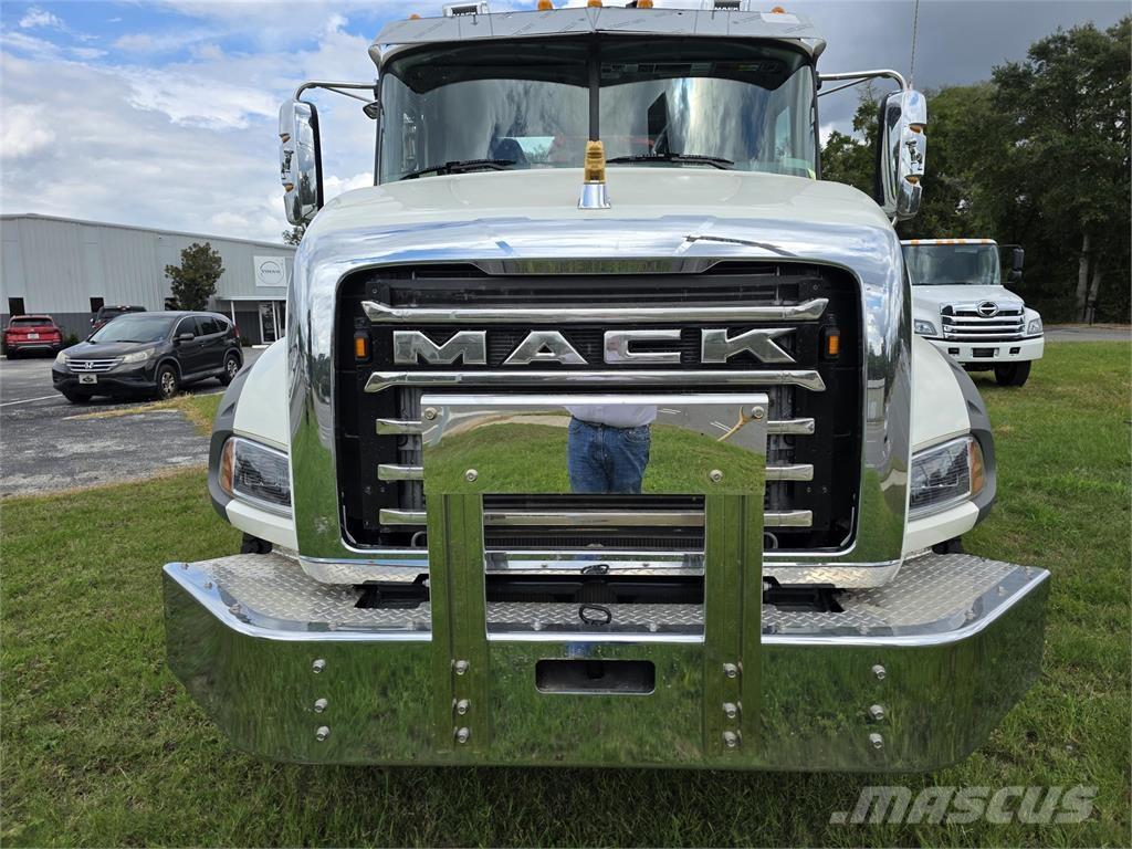 Mack GR64BR 自卸式货车