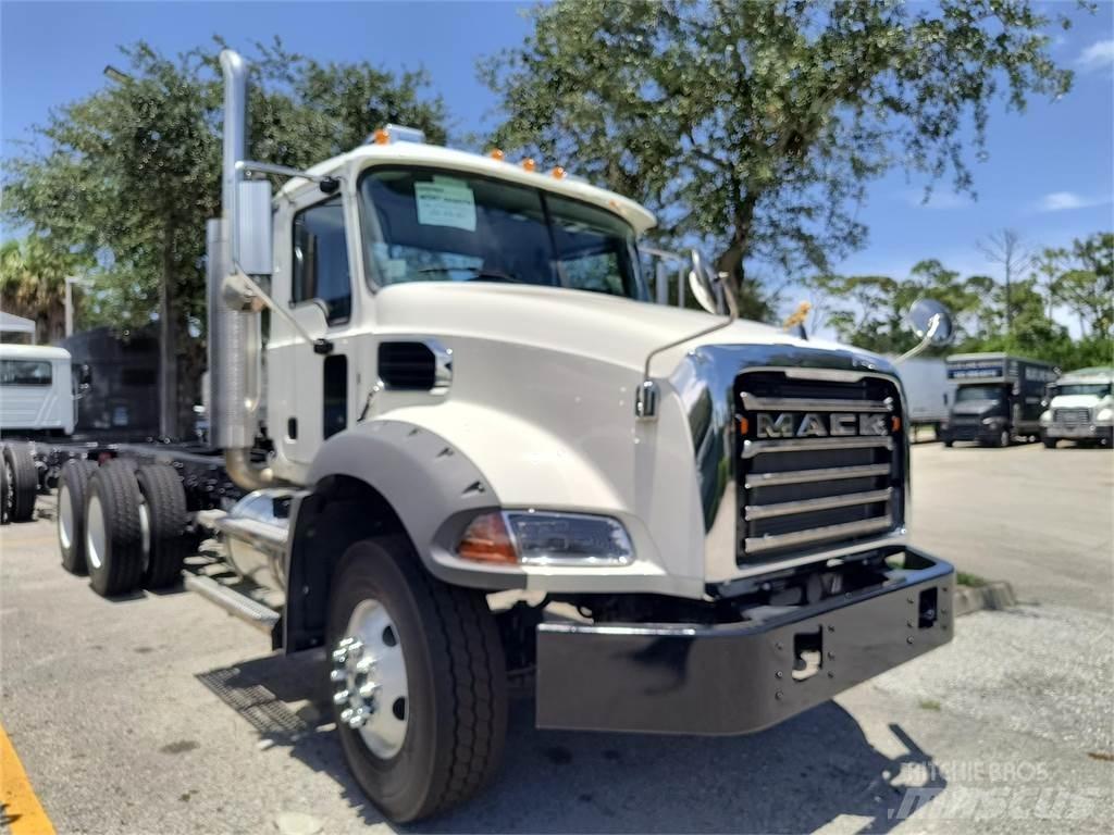 Mack GR64BX 混凝土搅拌车