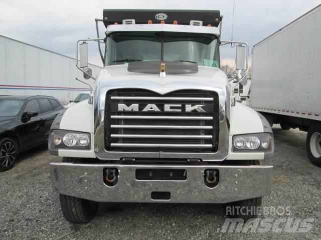 Mack GR64F 自卸式货车