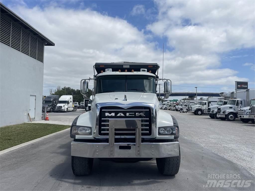 Mack GR64F 自卸式货车