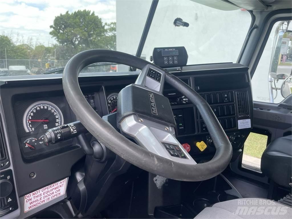Mack GR64F 自卸式货车