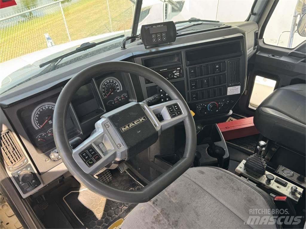 Mack GR64F 自卸式货车