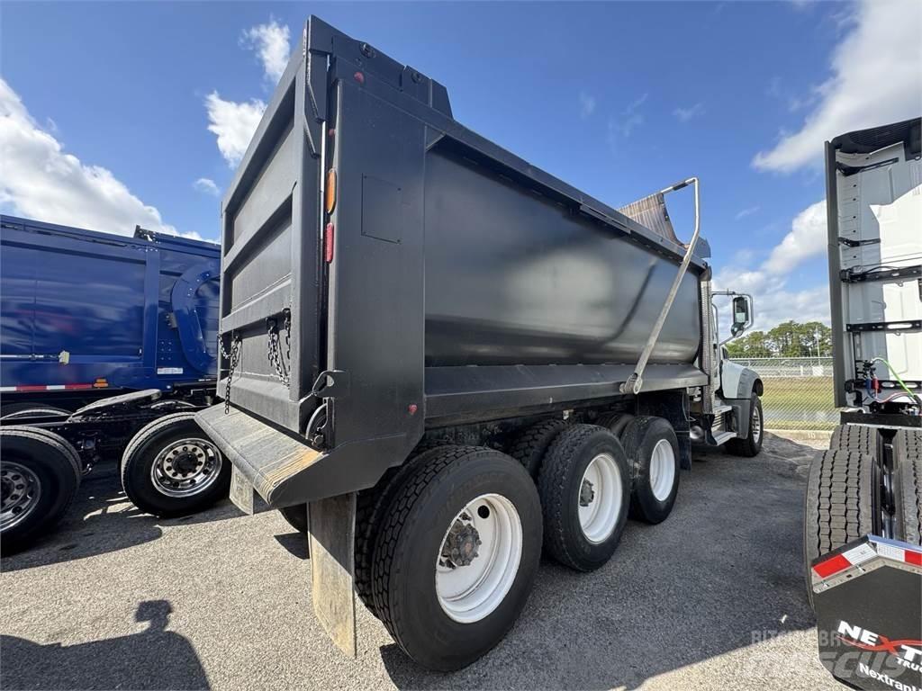 Mack GR64F 自卸式货车