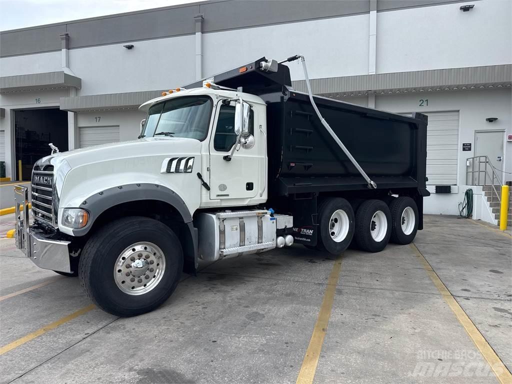 Mack GR64F 自卸式货车