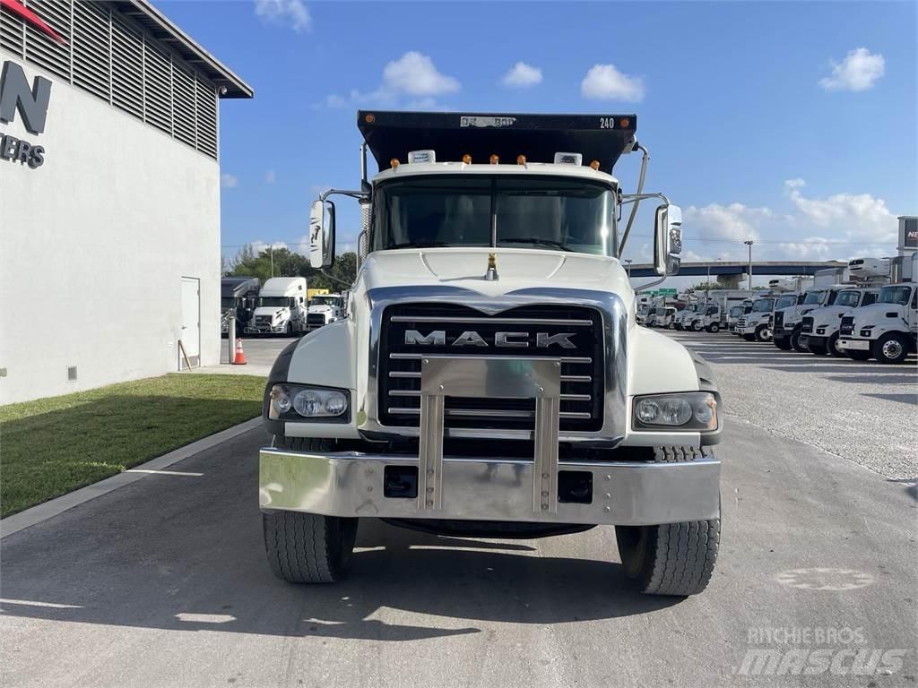 Mack GR64F 自卸式货车