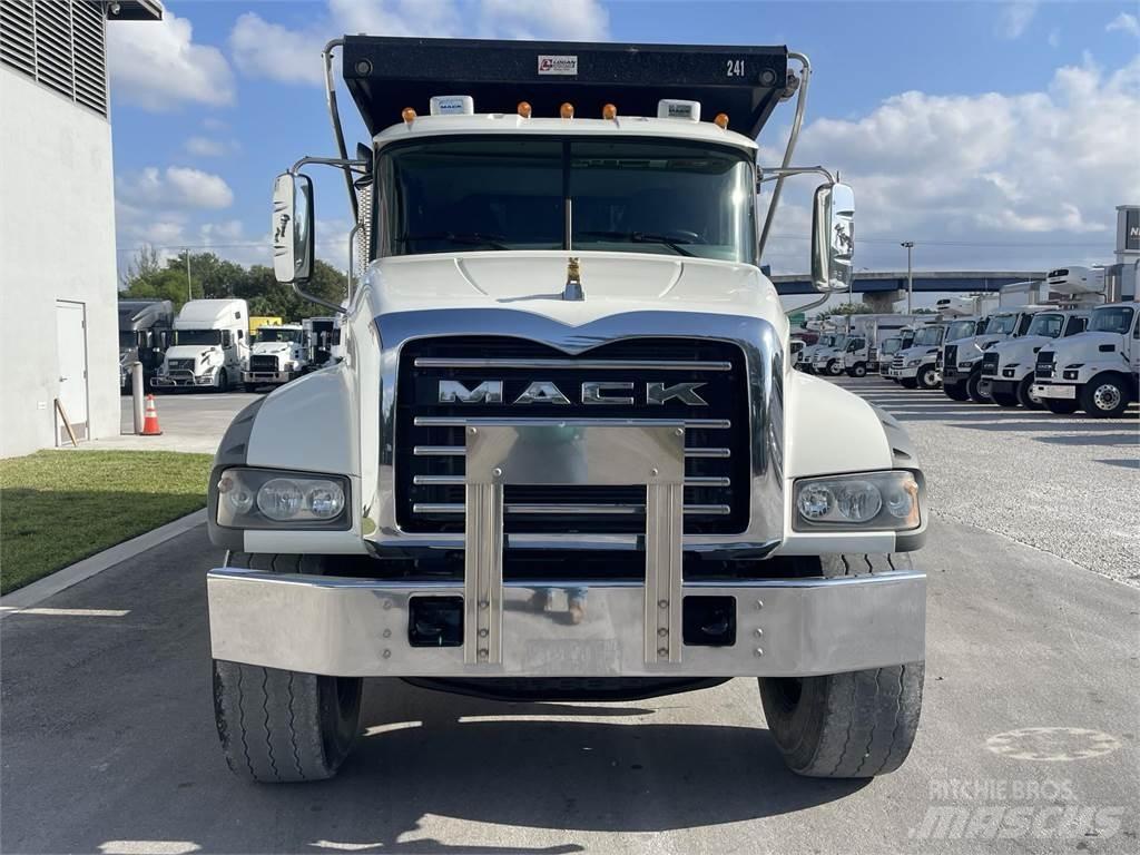 Mack GR64F 自卸式货车