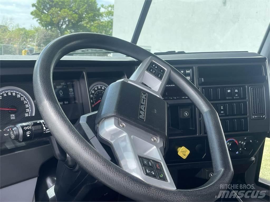 Mack GR64F 自卸式货车