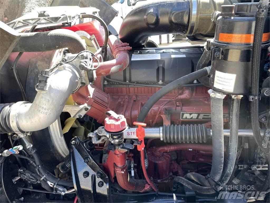 Mack GR64F 工程吊钩车
