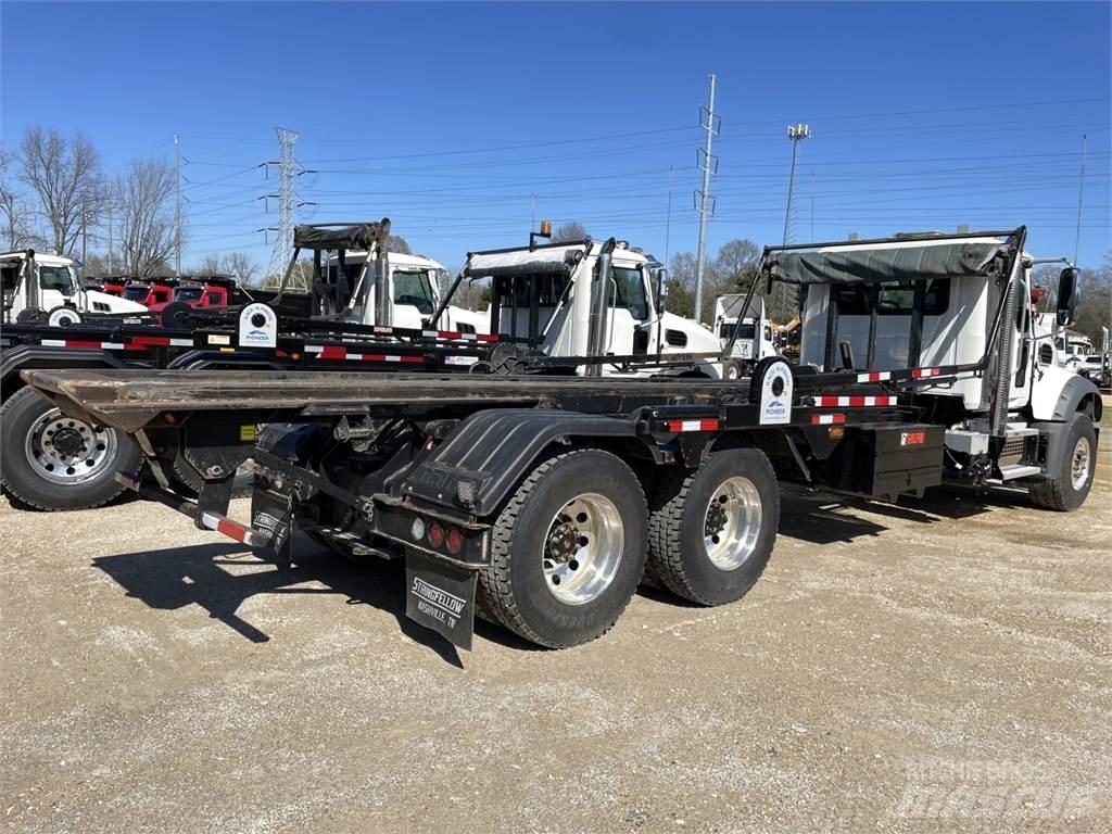 Mack GR64F 工程吊钩车