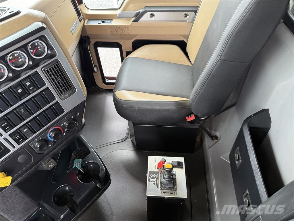 Mack GR64F 自卸式货车