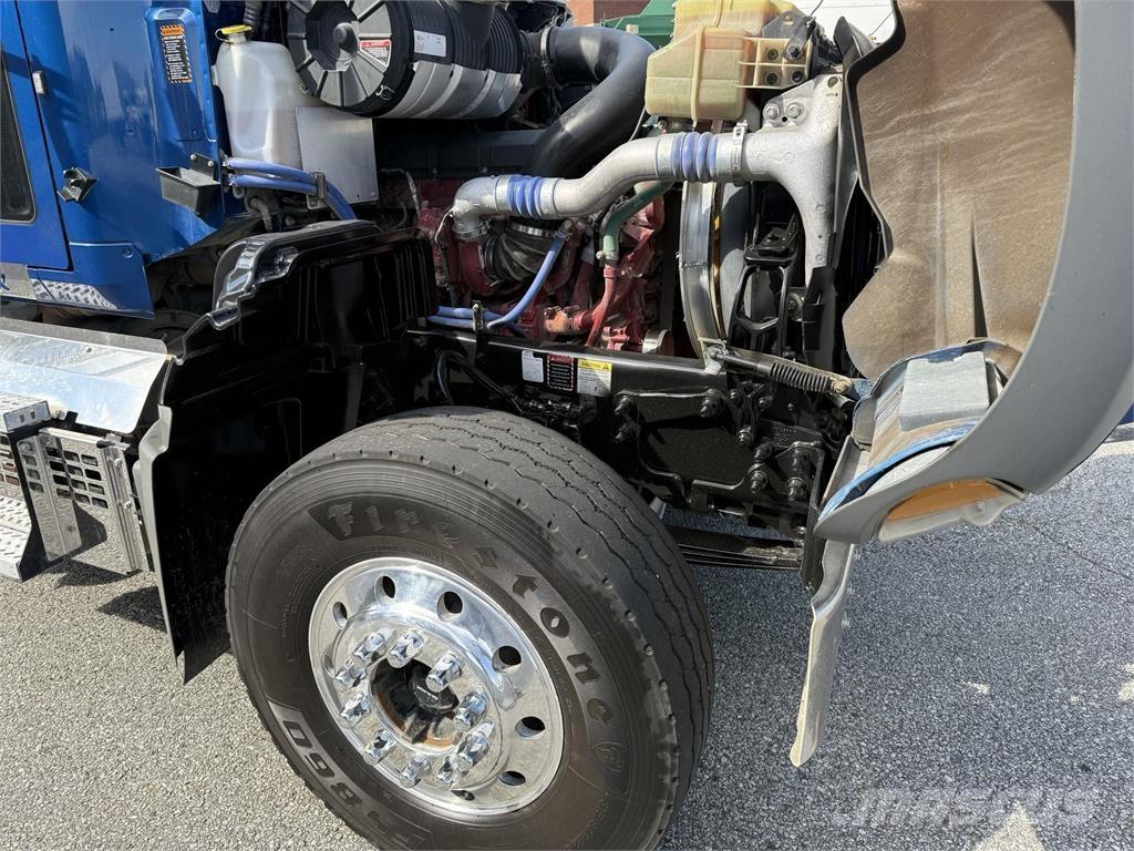 Mack GR64F 自卸式货车