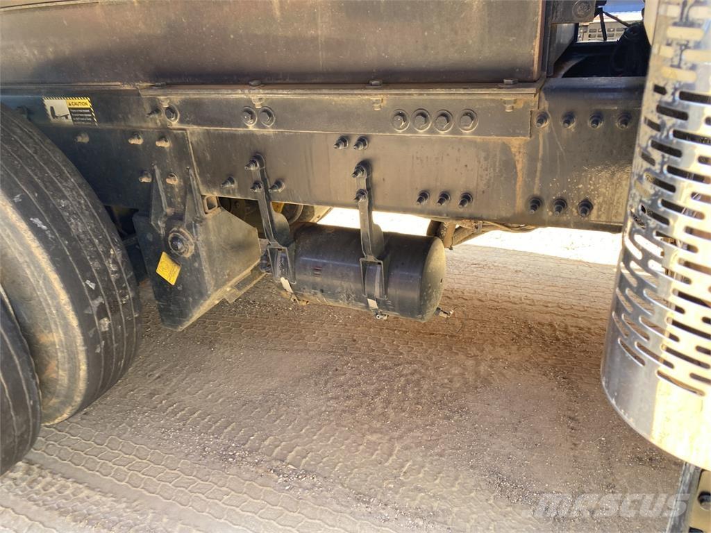 Mack GR64F 自卸式货车