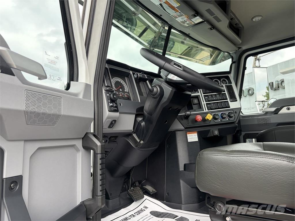 Mack GR64FT 牵引车