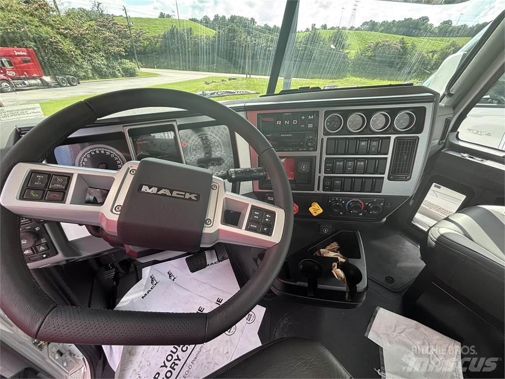 Mack GR64FT 牵引车