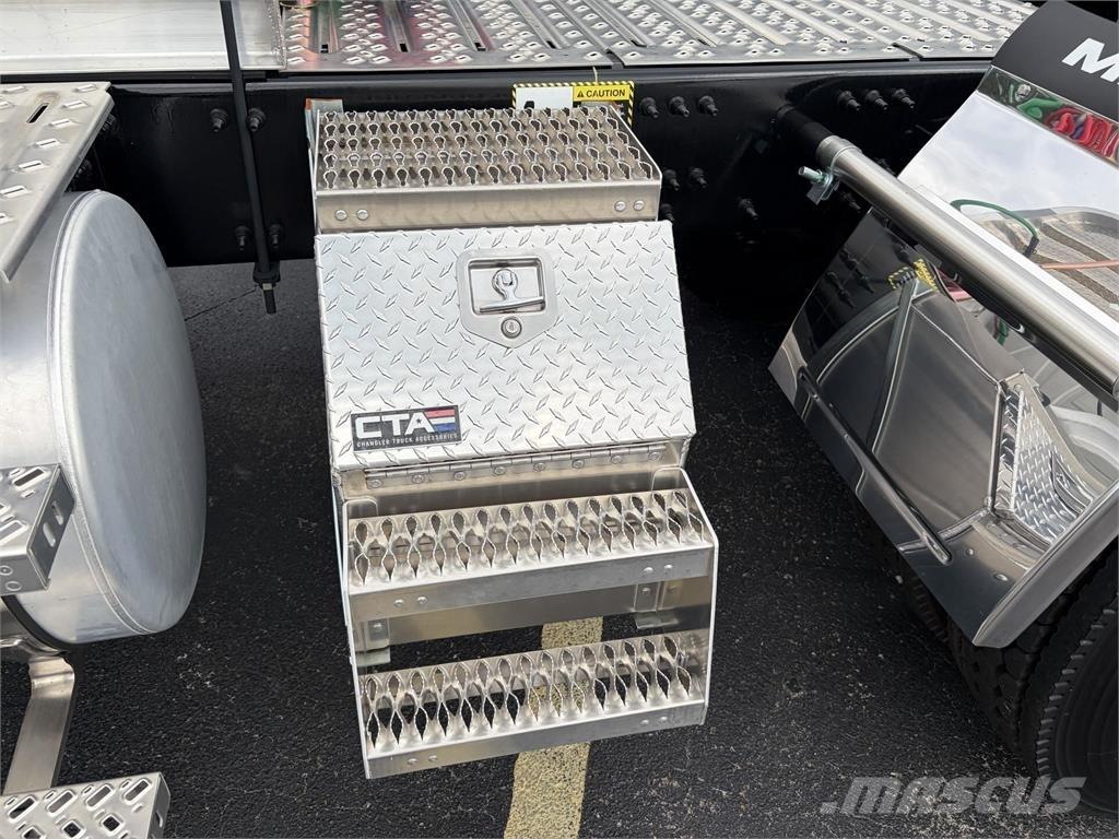Mack GR64FT 牵引车
