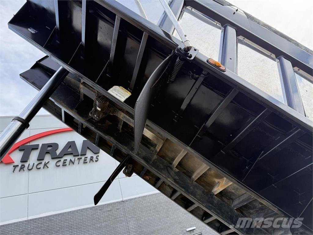 Mack GU713 自卸式货车