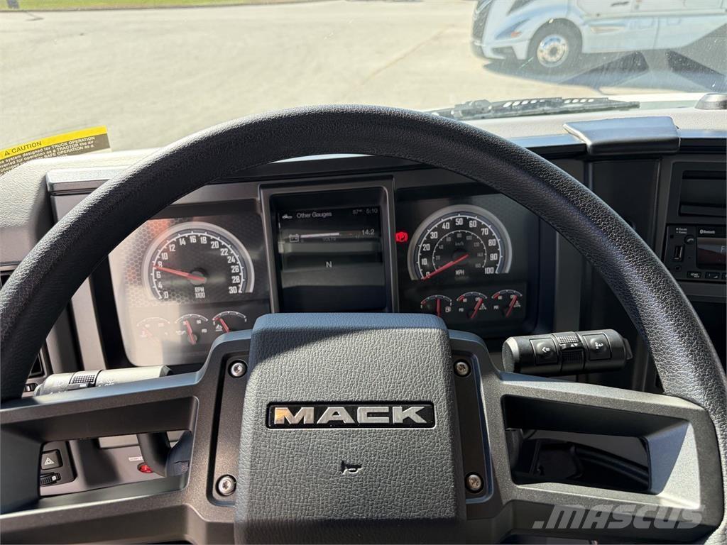 Mack MD6 42R 厢式货车