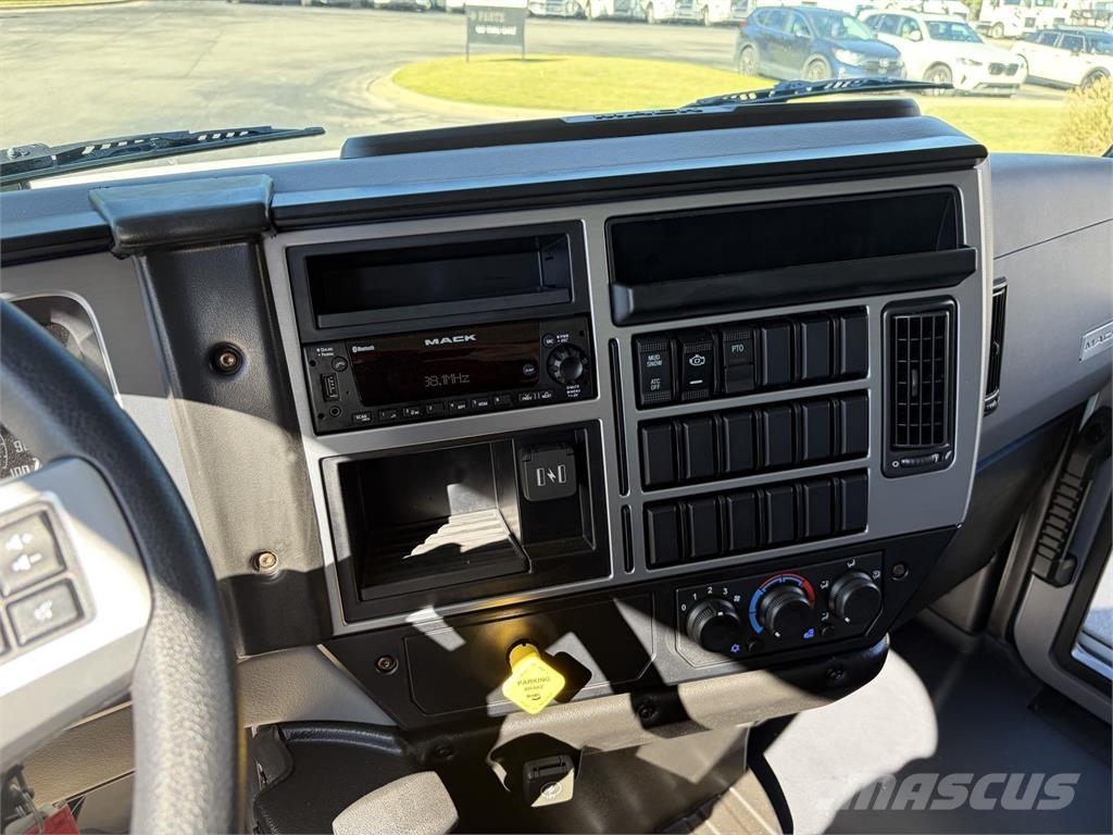 Mack MD6 42R 厢式货车