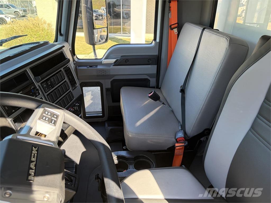 Mack MD6 42R 厢式货车