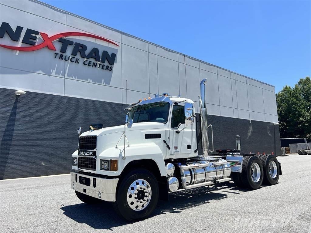 Mack PI64T 牵引车