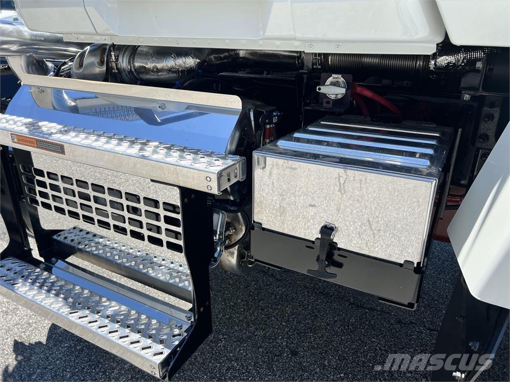 Mack PI64T 牵引车