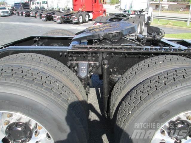 Mack PI64T 牵引车