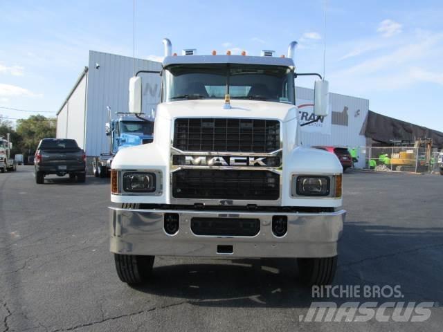 Mack PI64T 牵引车