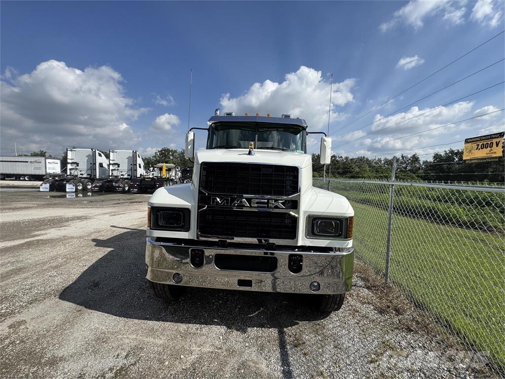 Mack PI64T 牵引车